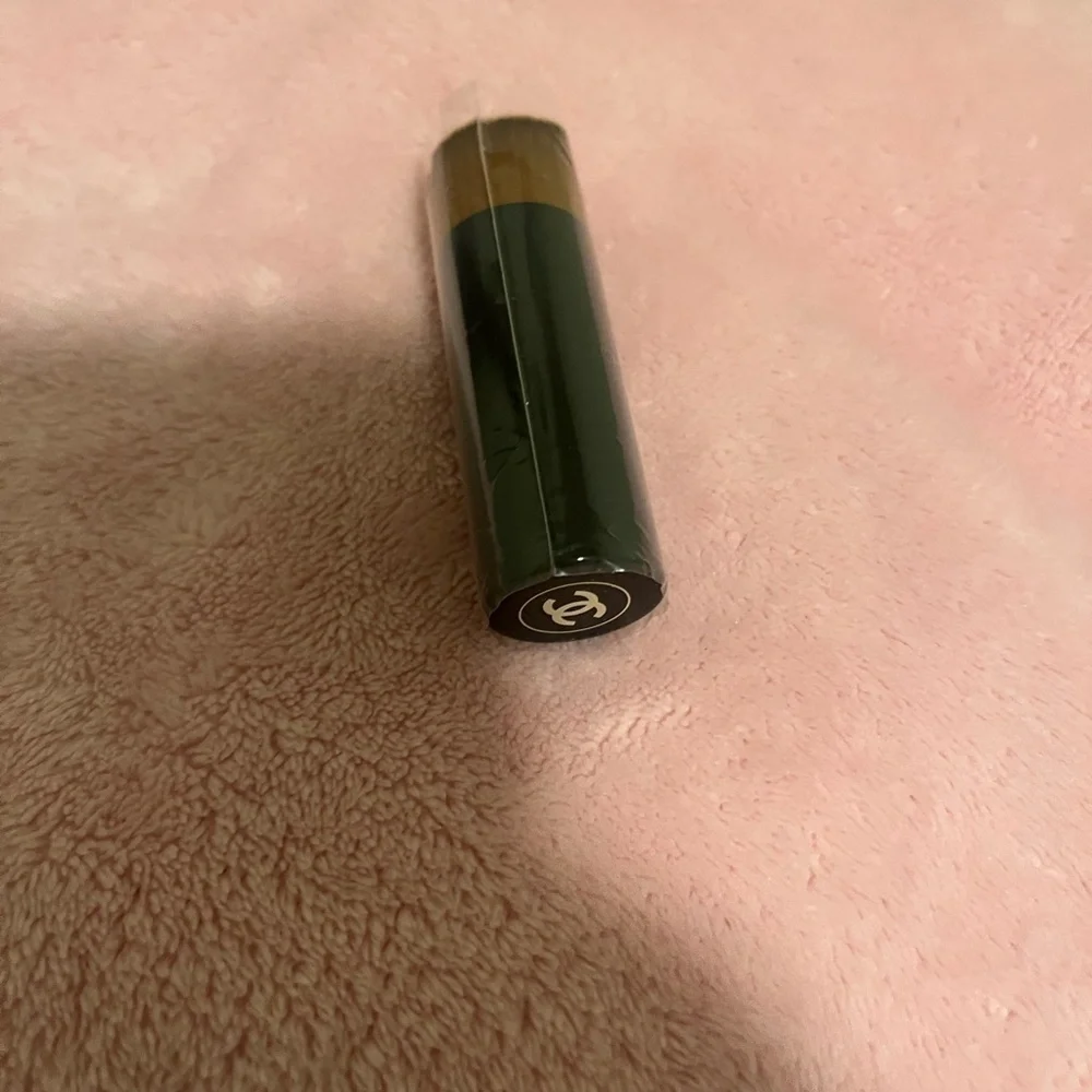 CHANEL Black Makeup Brushes with Brown Bristles